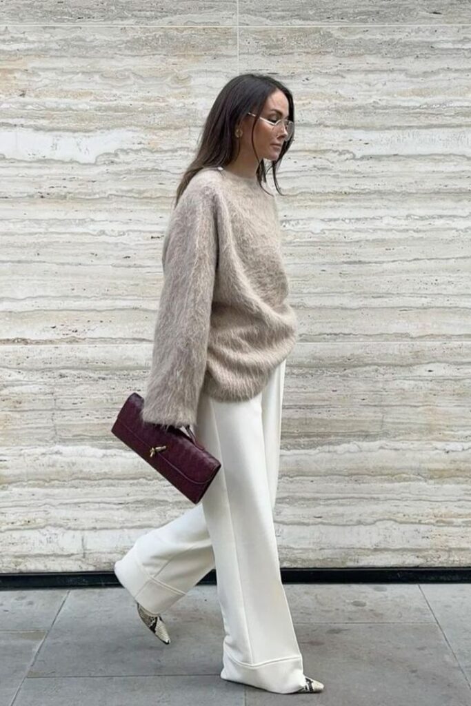Cette couleur de pull donne instantanément une allure plus luxueuse à n’importe quelle tenue