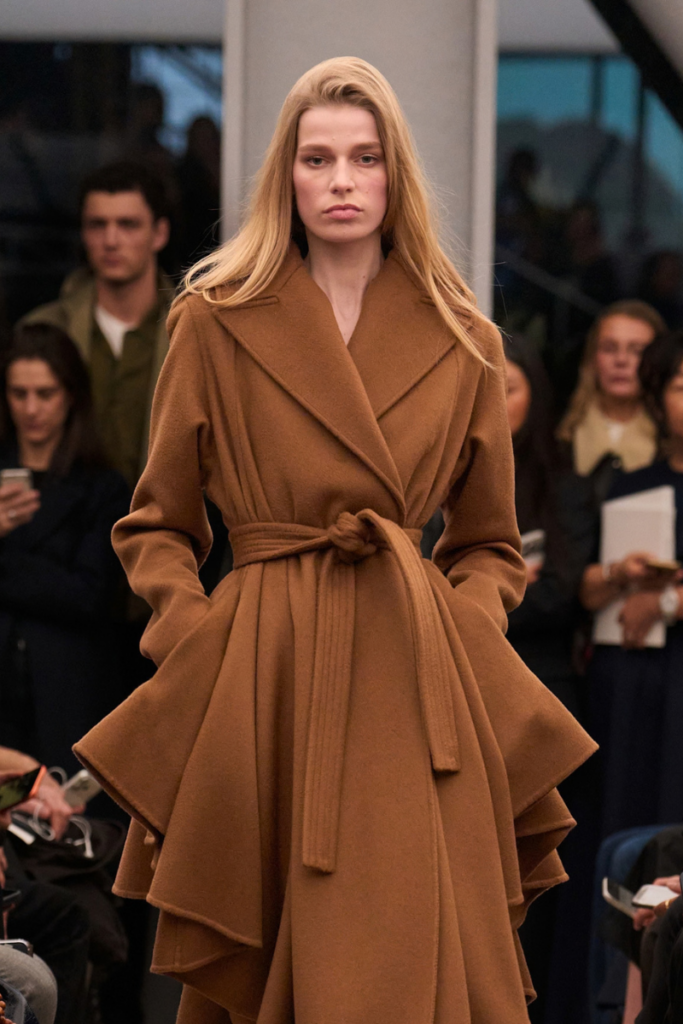 Selon ce styliste de stars, voici les manteaux que l’on voudra toutes porter cet automne-hiver